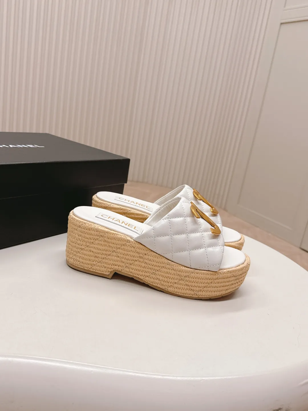 👟👟Ex-factory price 560👟👟 CHANEL Chanel 2025 new sandals and slippers series classic series every style is great rhombus platform sandals and slippers elegant and noble comfortable and versatile upper: sheepskin foot pad: sheepskin sole: rubber outsole size: 35-40